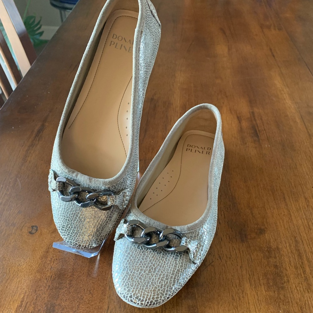 DONALD PLINER Raya Pebbled Leather Flat Womens 9.5 Metallic Bronze Chain Accent